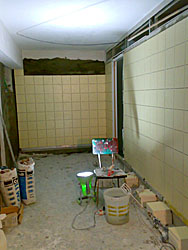 Płytki na ścianach.